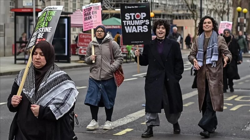 Multiple protesters stabbed at London anti-war rally -  VIDEO 