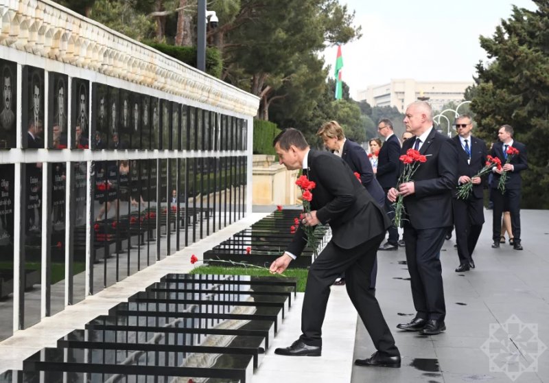 Latvian President visits Martyrs’ Alley in Baku -  VIDEO 