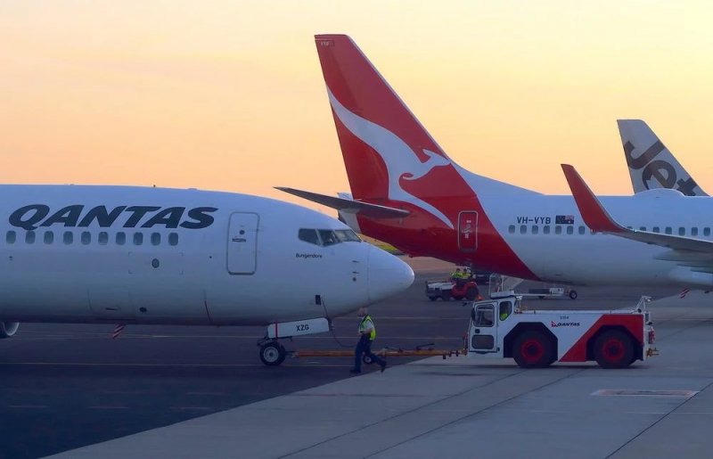 Passenger bites flight attendant forcing Qantas plane to divert mid-flight -  VIDEO 