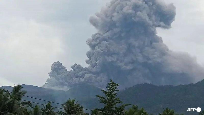 Indonesian authorities rushing to rescue 20 hikers after Mount Dukono eruption 