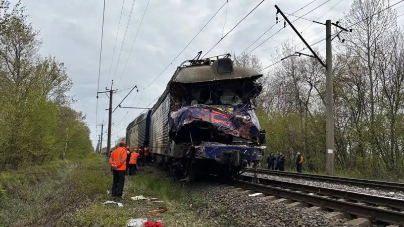 Two dead in Ukraine train-crane truck collision -  VIDEO 