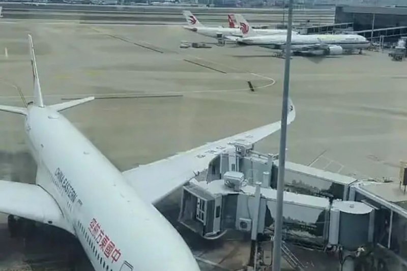 China Eastern Airlines plane collides with jet bridge at Shanghai airport -  VIDEO 