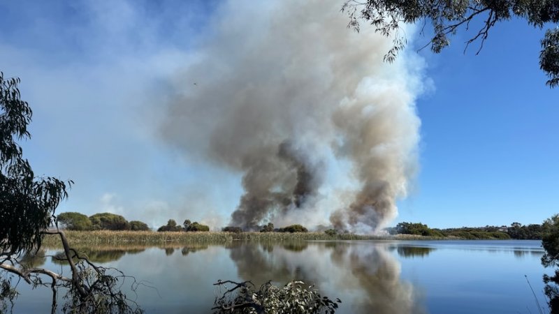 Australia bushfire alert: Blaze at Herdsman Lake, Perth