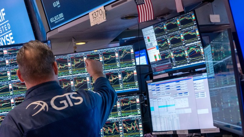 S&P 500, Nasdaq, Dow futures flat as investors eye Trum's Hormuz plan