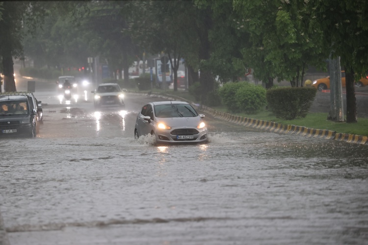 Extreme weather alert: Floods, tornadoes, and snow paralyze Türkiye -  VIDEO 
