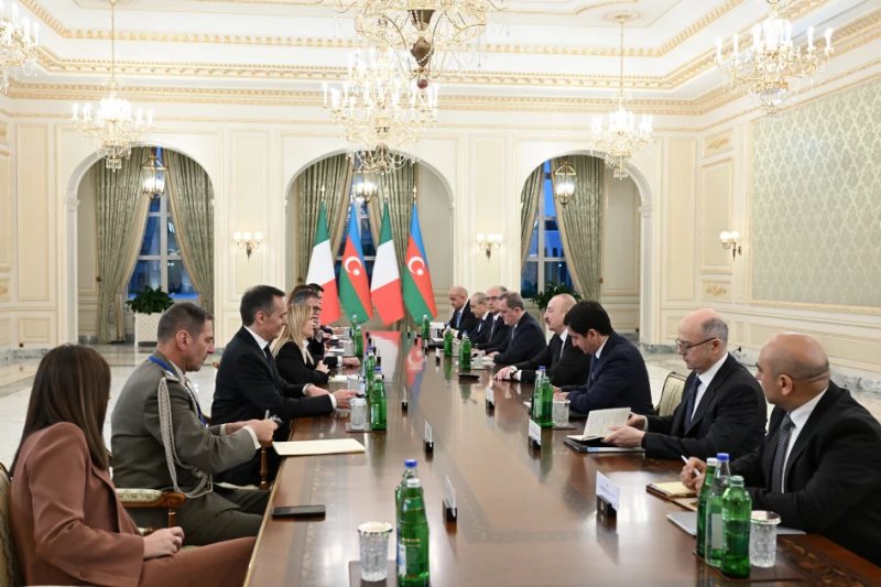 Ilham Aliyev holds expanded meeting with Giorgia Meloni