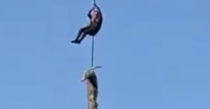 Police officer dangling from helicopter retrieves man-eating crocodile -  VIDEO 
