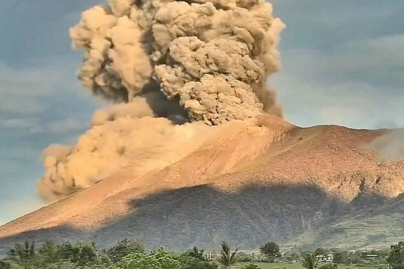 Philippines' Kanlaon Volcano erupts, triggerin safety warning -  VIDEO 