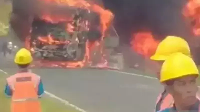 At least 16 killed in bus-tanker truck collision in Indonesia's Sumatra -  VIDEO 