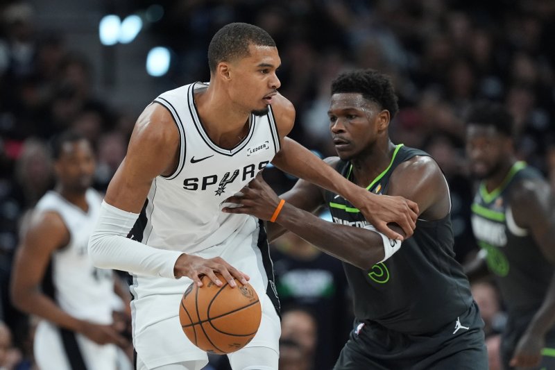 Spurs crush Timberwolves 133-95 to level series