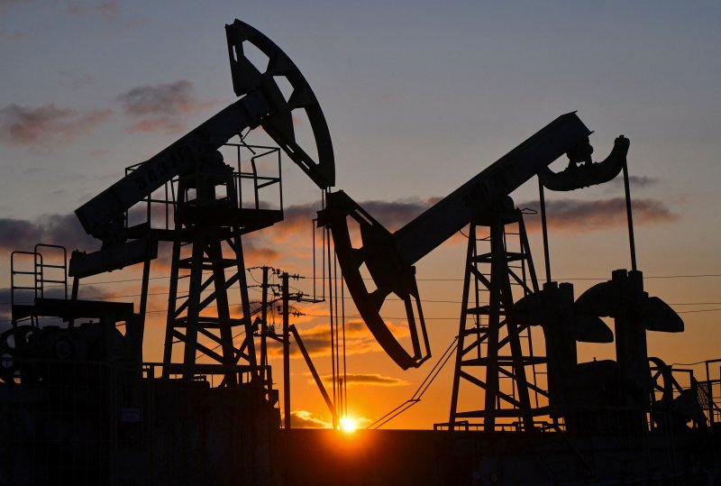 Oil drops on hopes of Iran-US deal over Hormuz