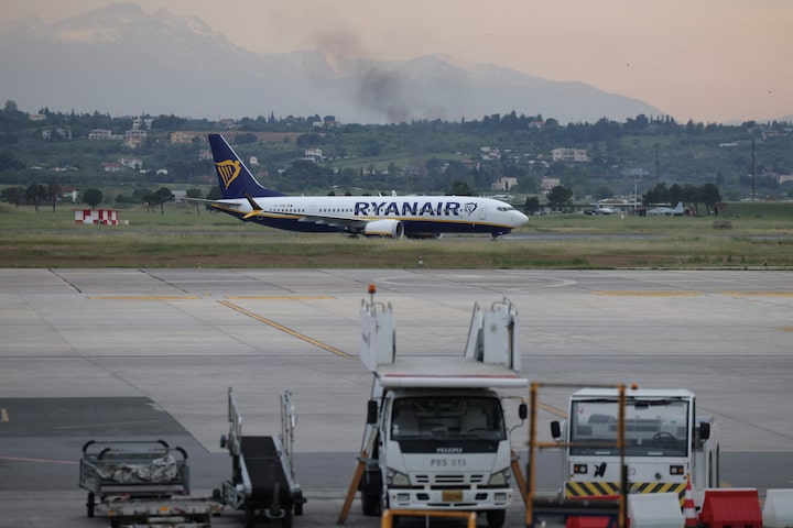 Ryanair to close Thessaloniki base after airport fee dispute 