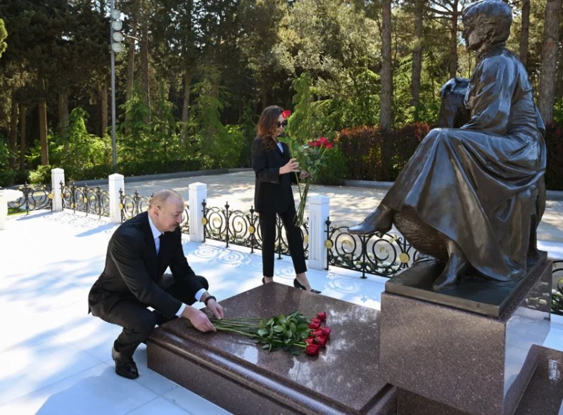 News about - Ilham Aliyev and Mehriban Aliyeva visit tomb of National Leader Heydar Aliyev at Alley of Honors -   VIDEO  