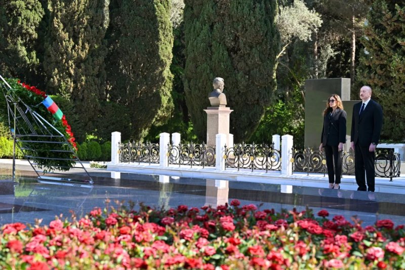 News about - Ilham Aliyev and Mehriban Aliyeva visit tomb of National Leader Heydar Aliyev at Alley of Honors -   VIDEO  