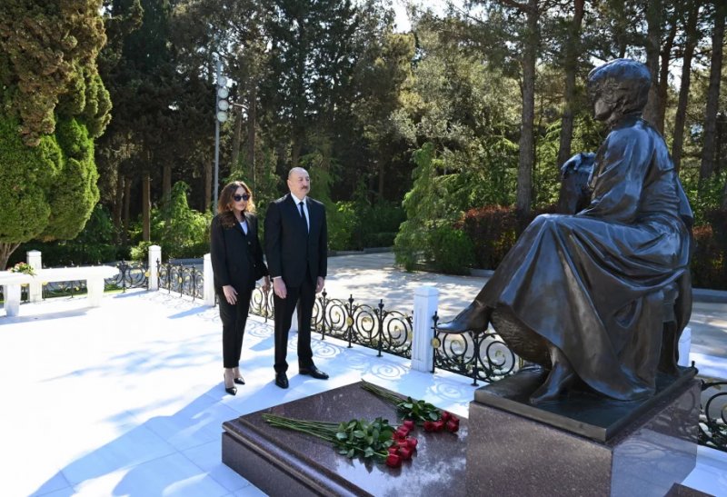 News about - Ilham Aliyev and Mehriban Aliyeva visit tomb of National Leader Heydar Aliyev at Alley of Honors -   VIDEO  