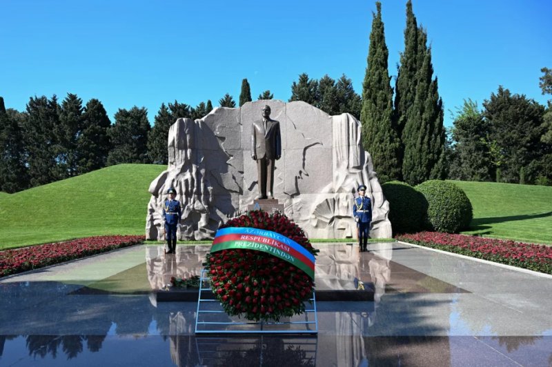 News about - Ilham Aliyev and Mehriban Aliyeva visit tomb of National Leader Heydar Aliyev at Alley of Honors -   VIDEO  