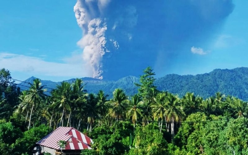 Indonesia resumes search for victims of Mount Dukono eruption
