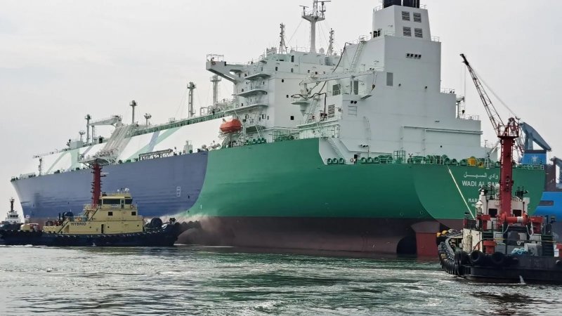 Qatari LNG tanker sailing towards Hormuz Strait