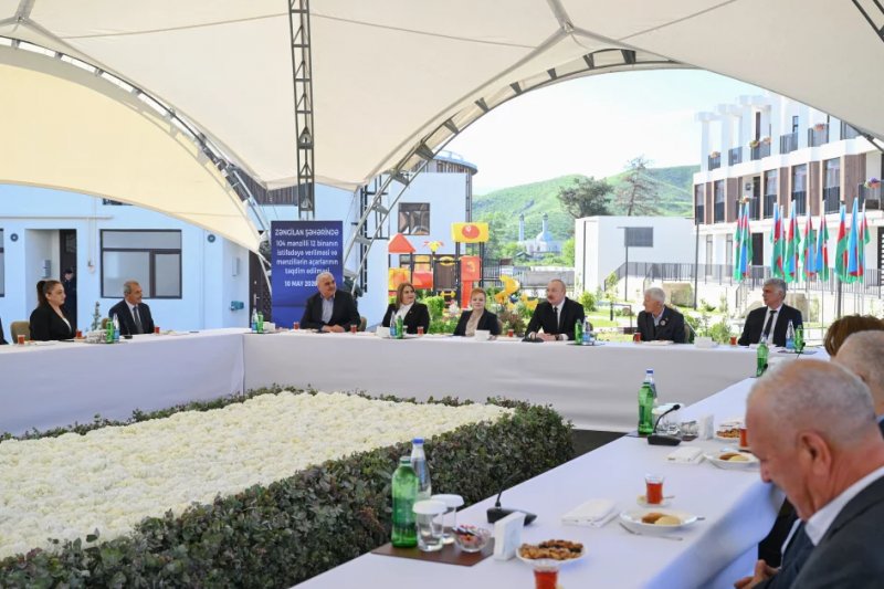 President Ilham Aliyev met with families moving to first residential complex in Zangilan 