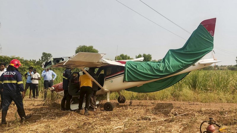 Trainer aircraft crash-lands in India's Maharashtra -  VIDEO 