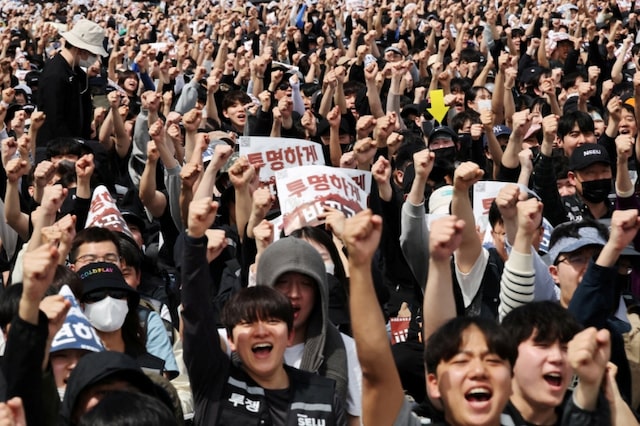 Samsung's South Korean union sticks to strike plan after talks offer; shares slide 
