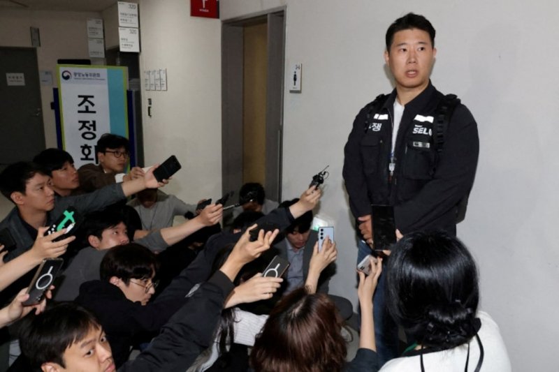 Samsung faces labour crisis as chairman issues rare apology