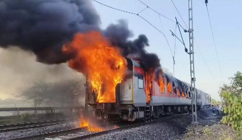 Fire erupts on train in India's Madhya Pradesh -  VIDEO 
