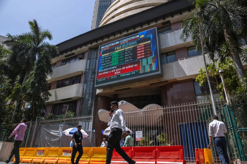 Indian shares: Sensex, Nifty drop as oil surge hits investor sentiment