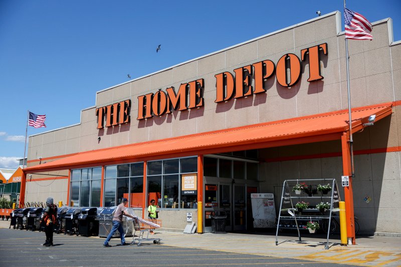 Home Depot beats forecasts, keeps full-year outlook