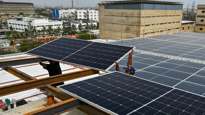 Which Central Asian countries are leading the green energy transition? 