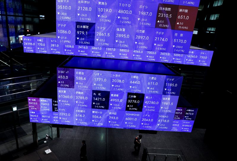 Nikkei extends losing streak as Topix also falls