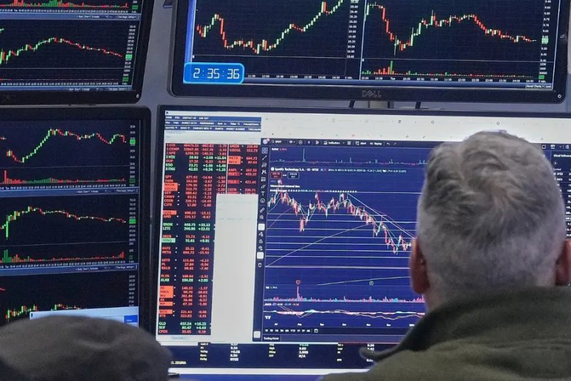 Suspicious $800M oil trades after Trump remarks spark regulatory probe