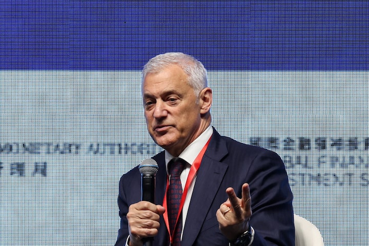 Standard Chartered CEO backtracks after shocking AI comment