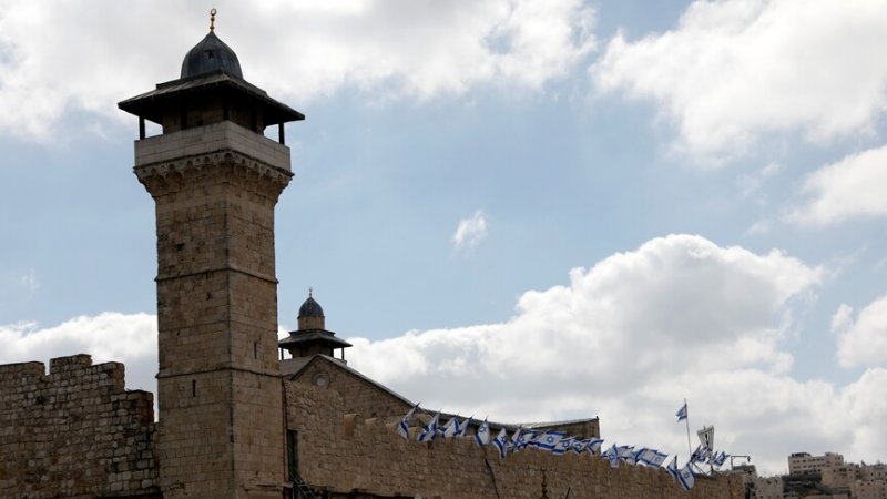 Outrage erupts over Israeli flag lights on Ibrahimi Mosque