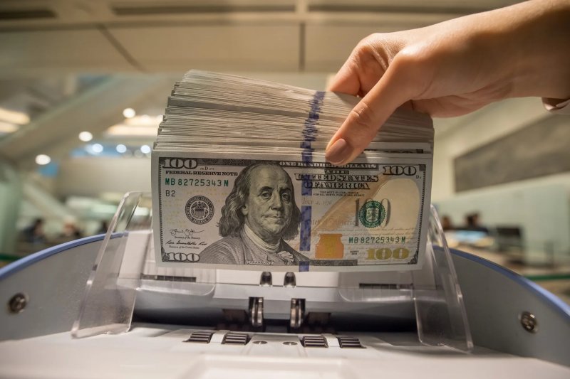 US dollar hits six-week high on rate hike bets, war fears