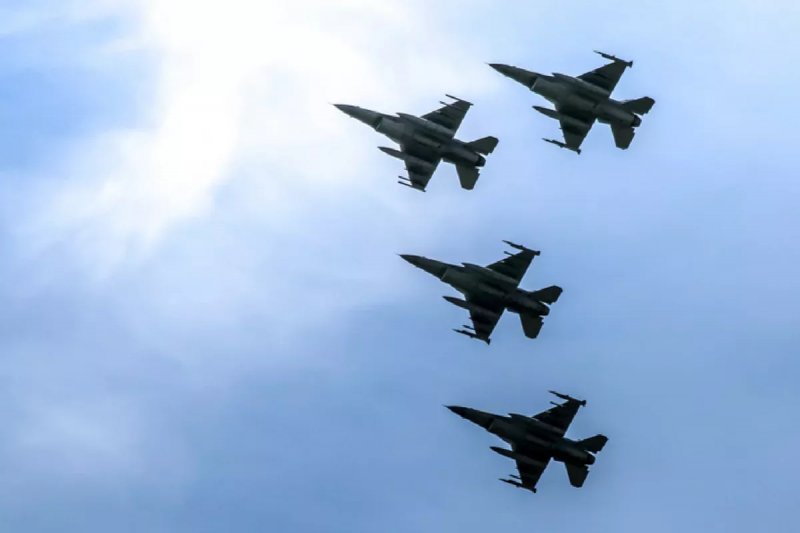 Latvia issues airspace threat warning near eastern border
