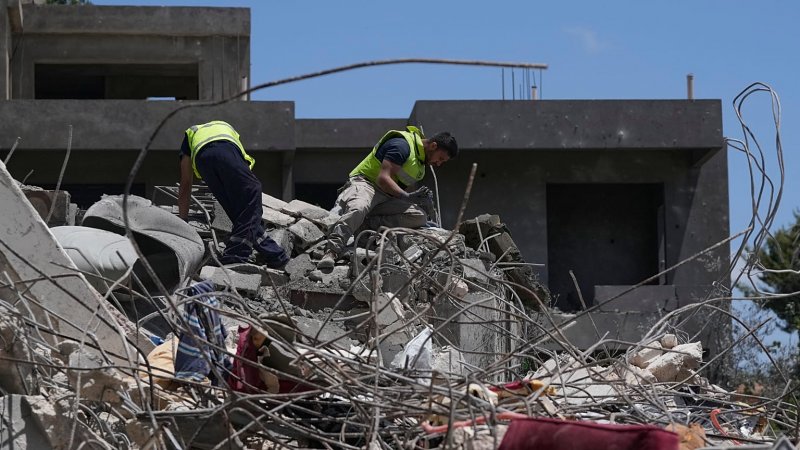 Israeli strikes in southern Lebanon kill at least 19 as rescuers search rubble -  VIDEO 