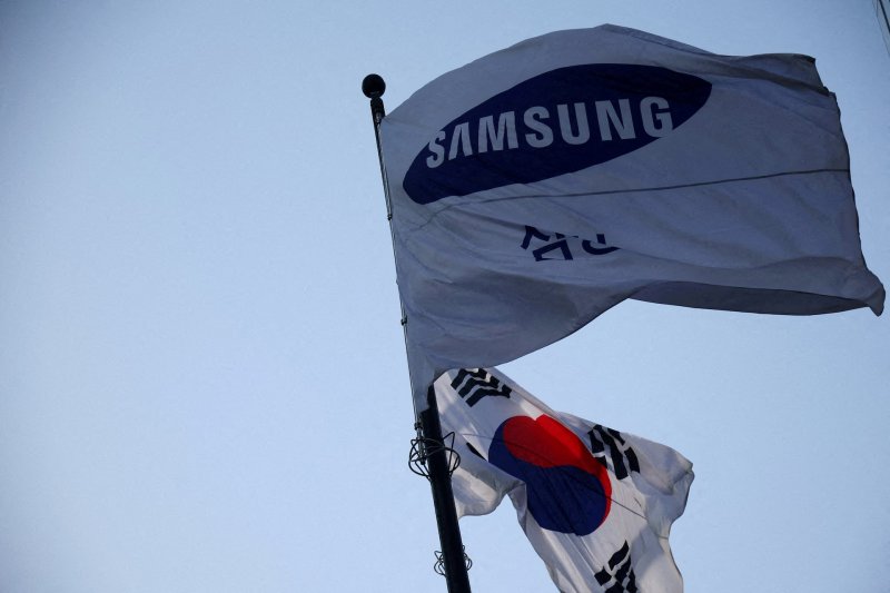 Samsung workers to begin vote on pay deal