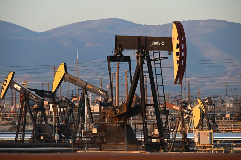 Oil prices climb as US-Iran talks face uncertainty