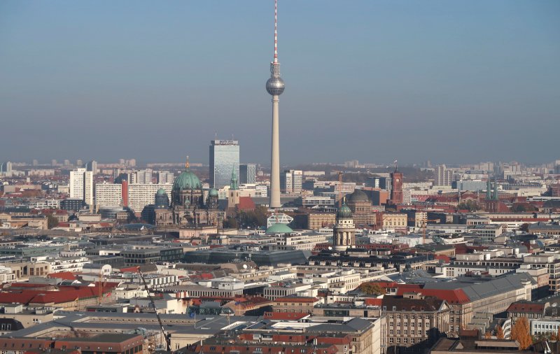 Germany's economy grows slightly as exports recover