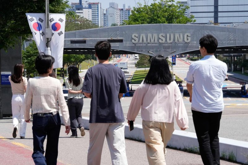 Samsung workers vote on 2026 wage deal amid bonus dispute