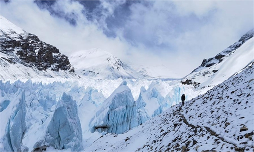 Two Indian climbers die on Mount Qomolangma
