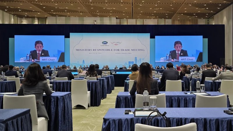 China pushes for stronger economic cooperation among APEC members