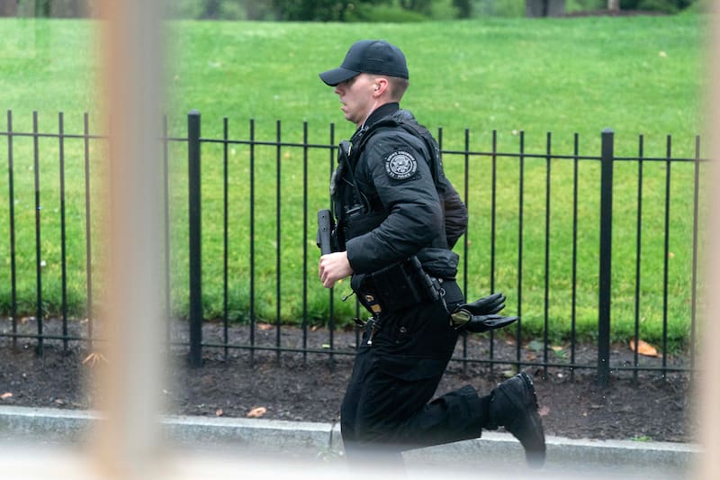 News about -  Shooting near White House: Secret Service neutralizes armed man, Trump unharmed - PTOHOS- VIDEO 