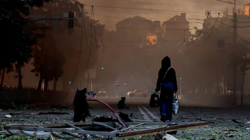 Kyiv hit in overnight Russian strike - VIDEO  