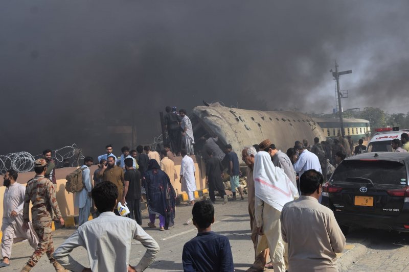 At least 16 killed in train explosion in Pakistan  - VIDEO  