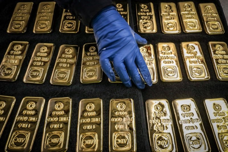 Gold climbs as Iran-US talks ease inflation fears