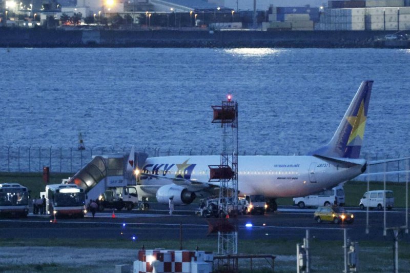Skymark jet makes emergency landing at Japan's Haneda -  VIDEO 