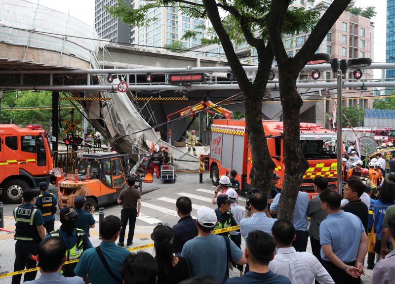 At least 2 dead, 4 injured in South Korea overpass collapse