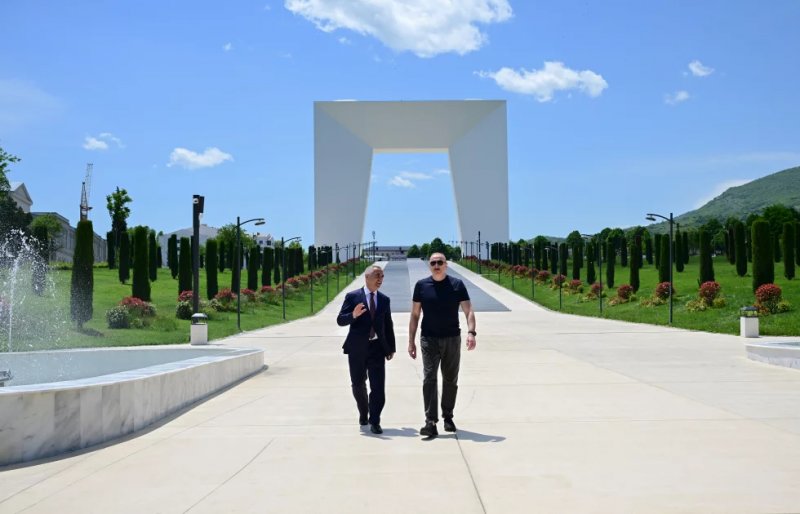 News about - President Ilham Aliyev lays flowers in front of Victory Arch in Khankendi city 